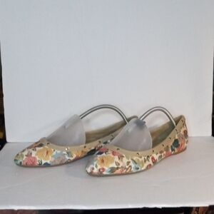 AVON Cushion Walk Pointed Toe Flat, 11, Tan floral print, Pre-owned